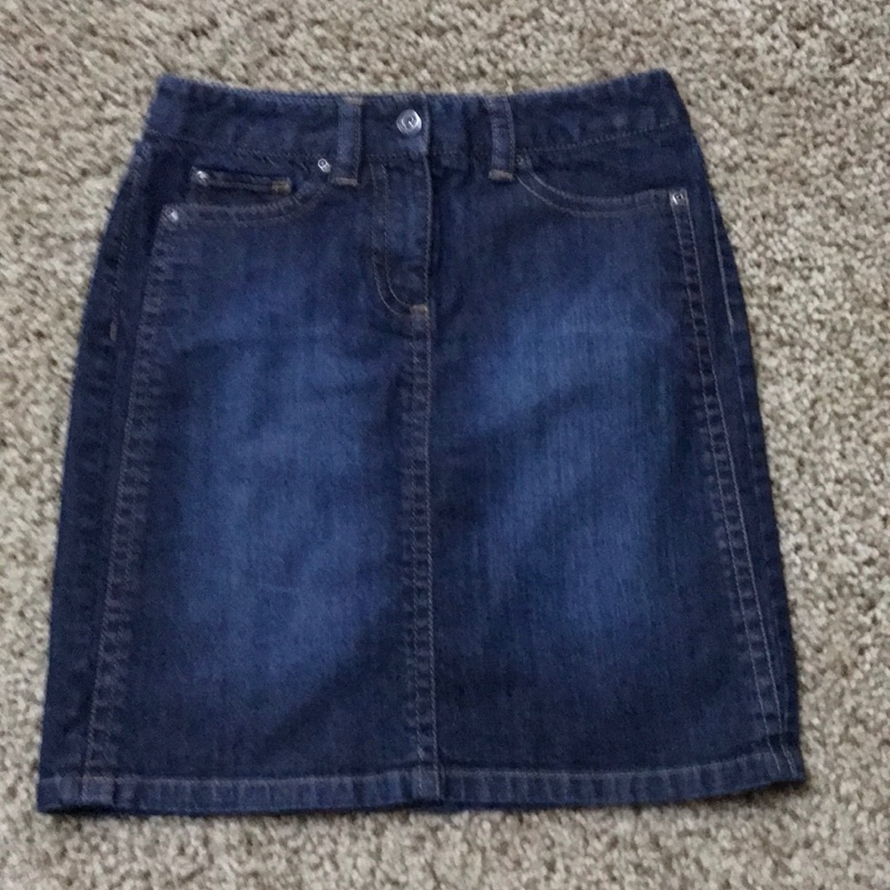 Loft denim skirt. 5 pocket styling. front zip.